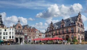 Amsterdam historische stadskern met grachten en oude gebouwen.